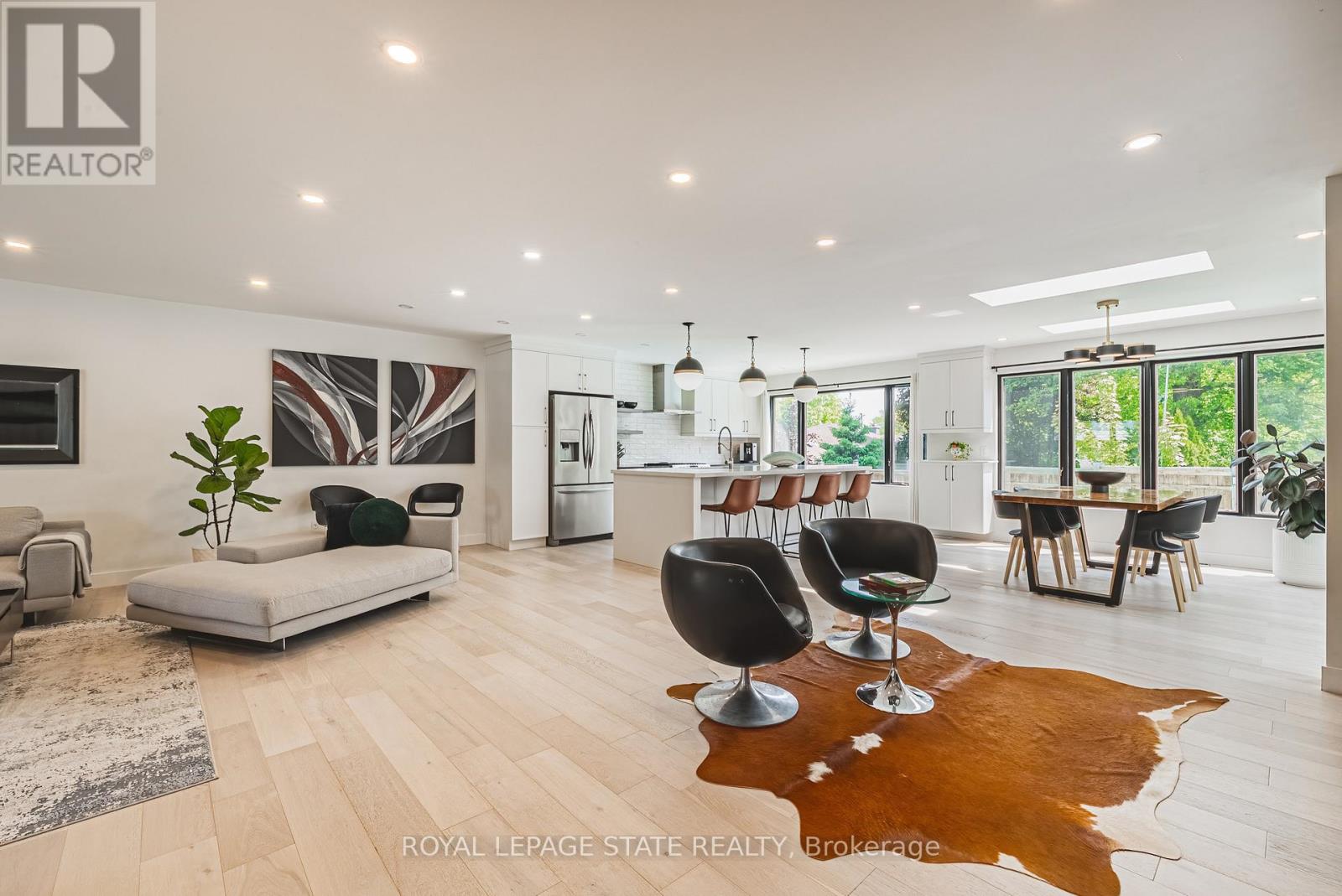 Property at 16 LYNNDALE DRIVE image 2