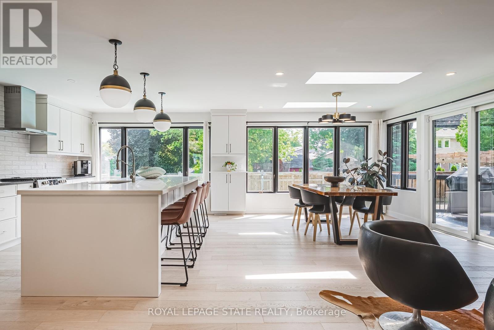 Property at 16 LYNNDALE DRIVE image 3