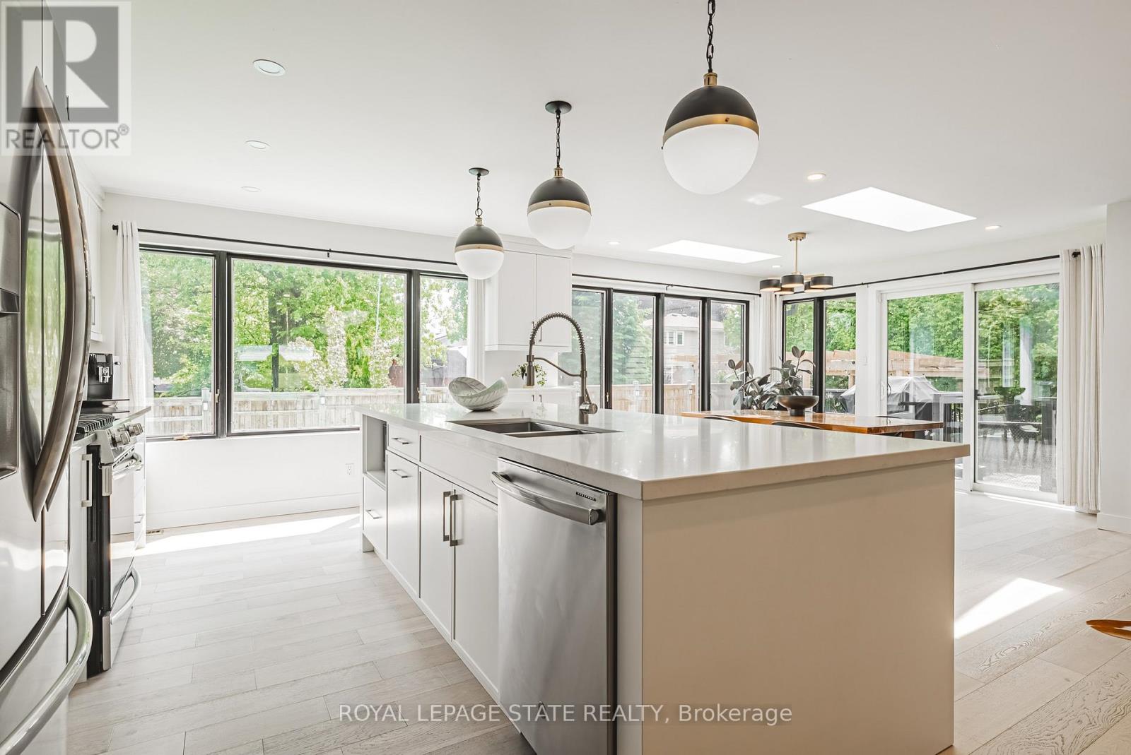Property at 16 LYNNDALE DRIVE image 5