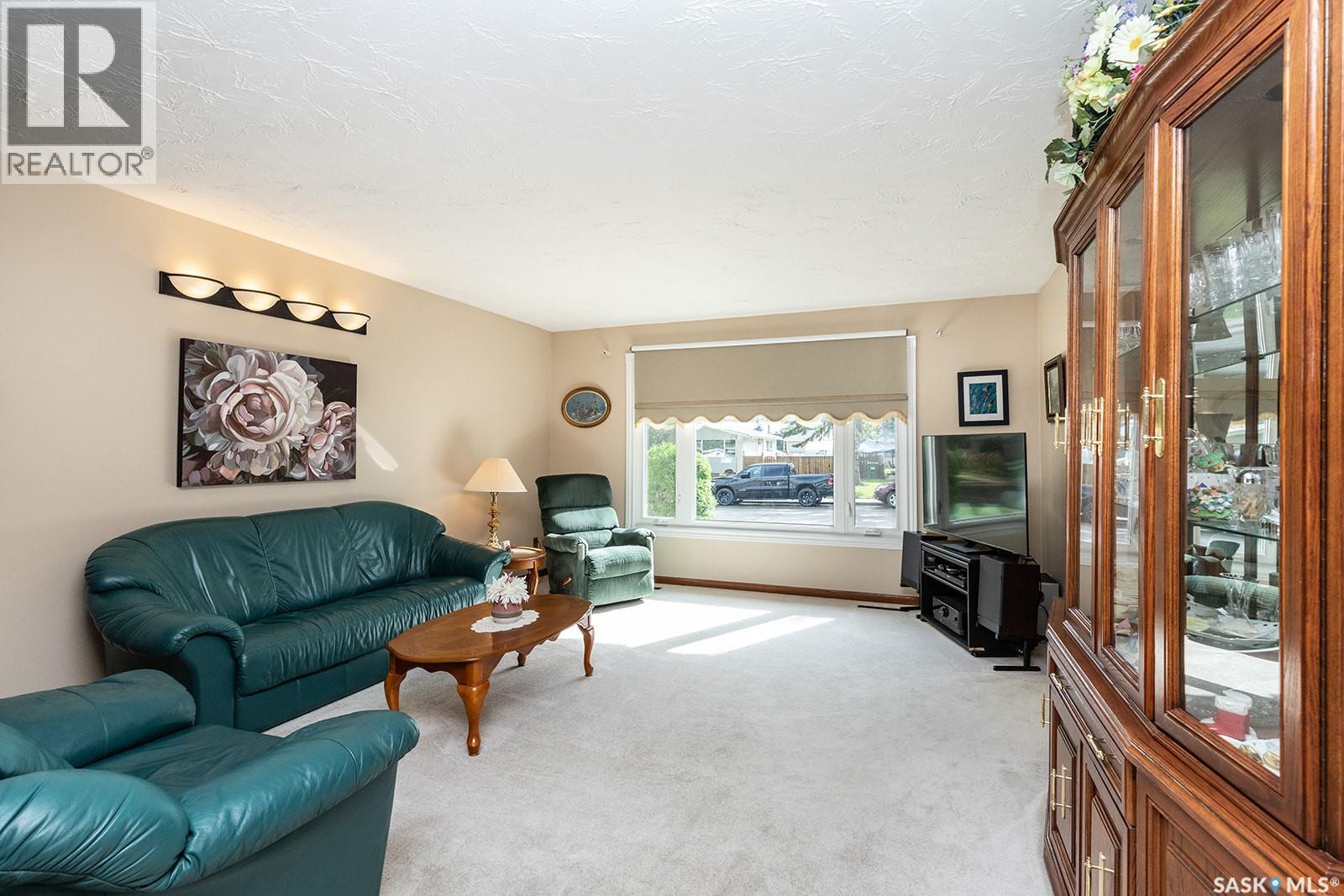 Property at 201 Montreal AVENUE S image 2