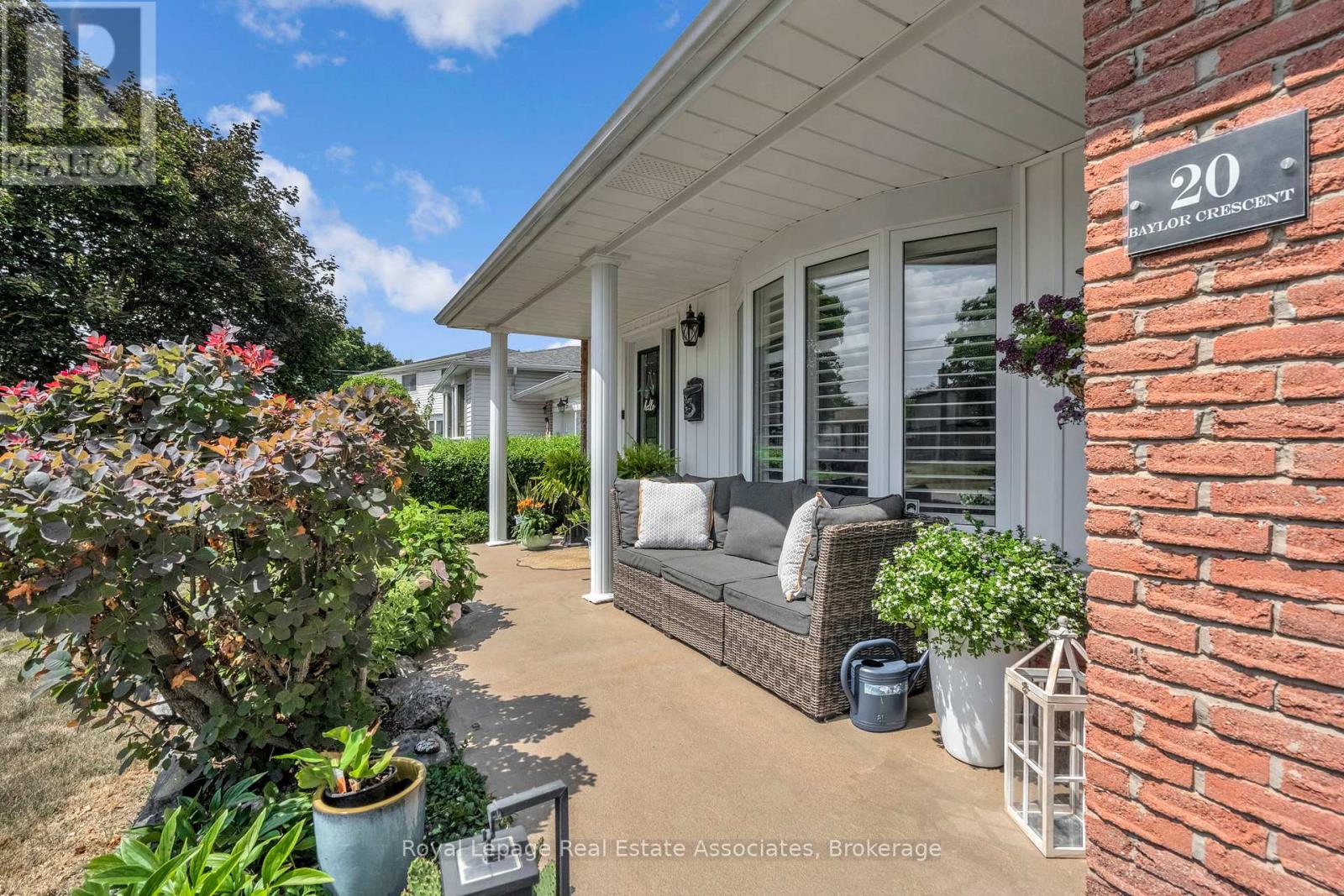 Property at 20 BAYLOR CRESCENT image 2