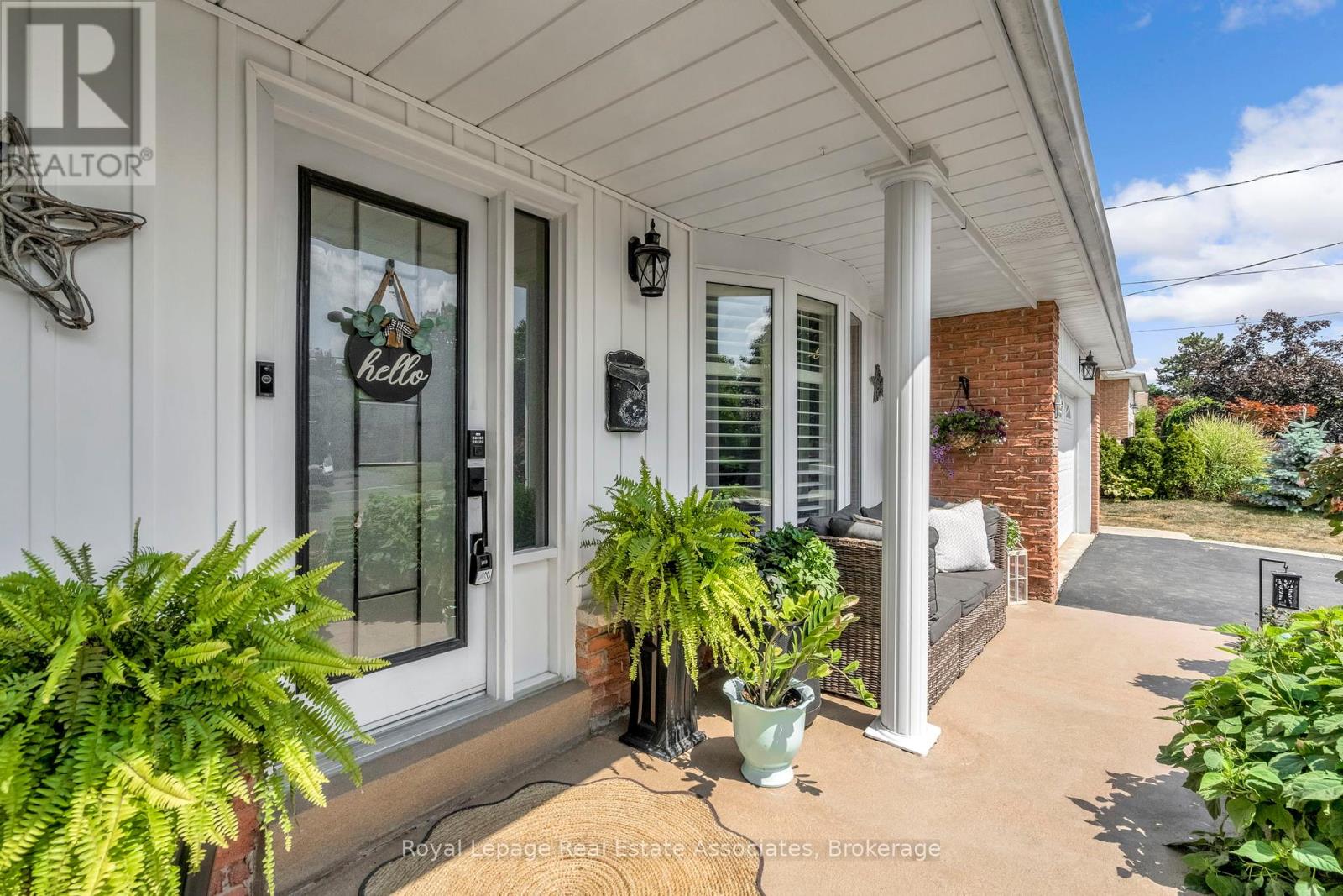 Property at 20 BAYLOR CRESCENT image 3