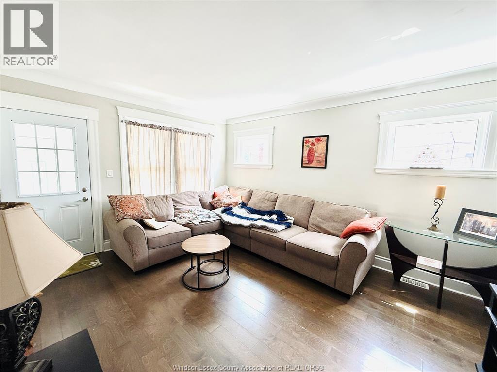 Property at 871 Pillette image 4
