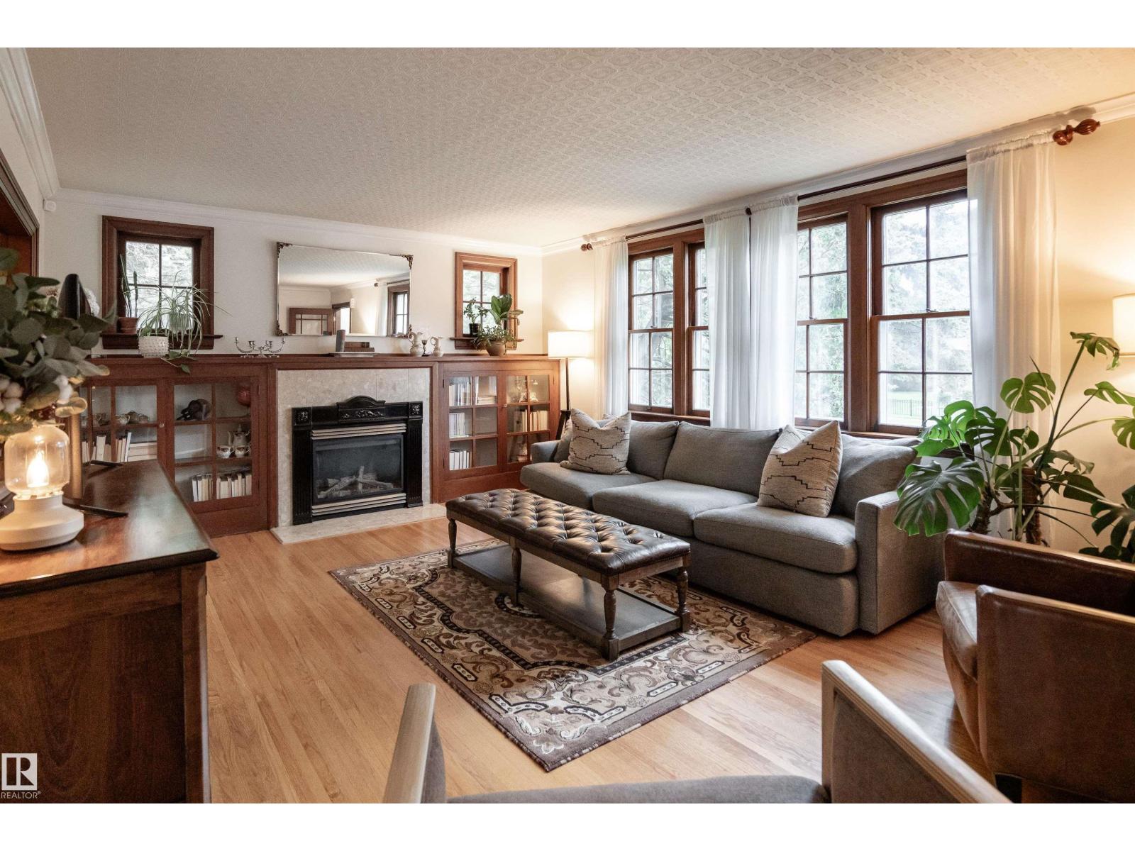 10015 97 AV NW, Edmonton, Alberta