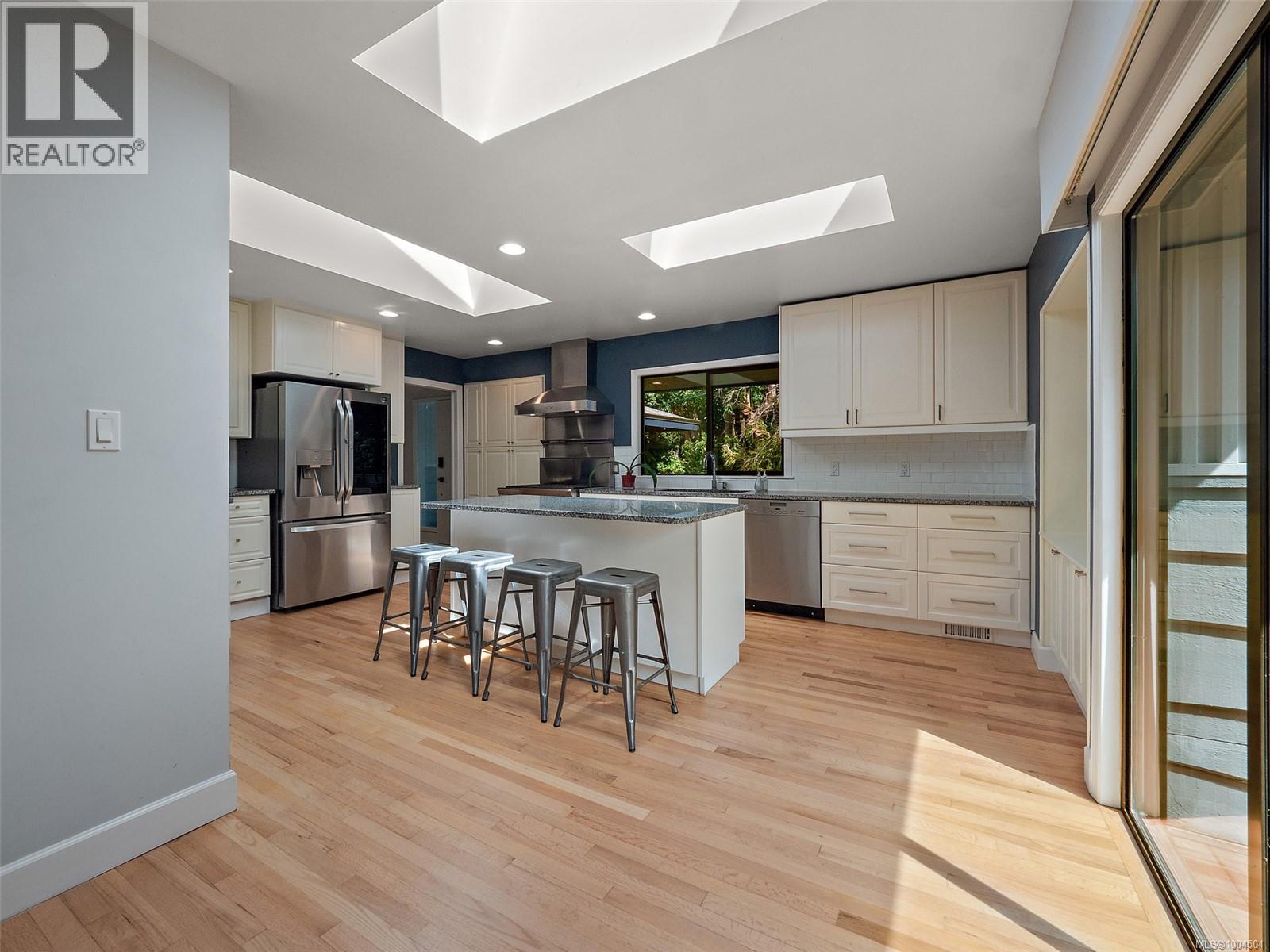 2660 Macdonald Dr E, Saanich, British Columbia  V8N 1X9 - Photo 10 - 1004504