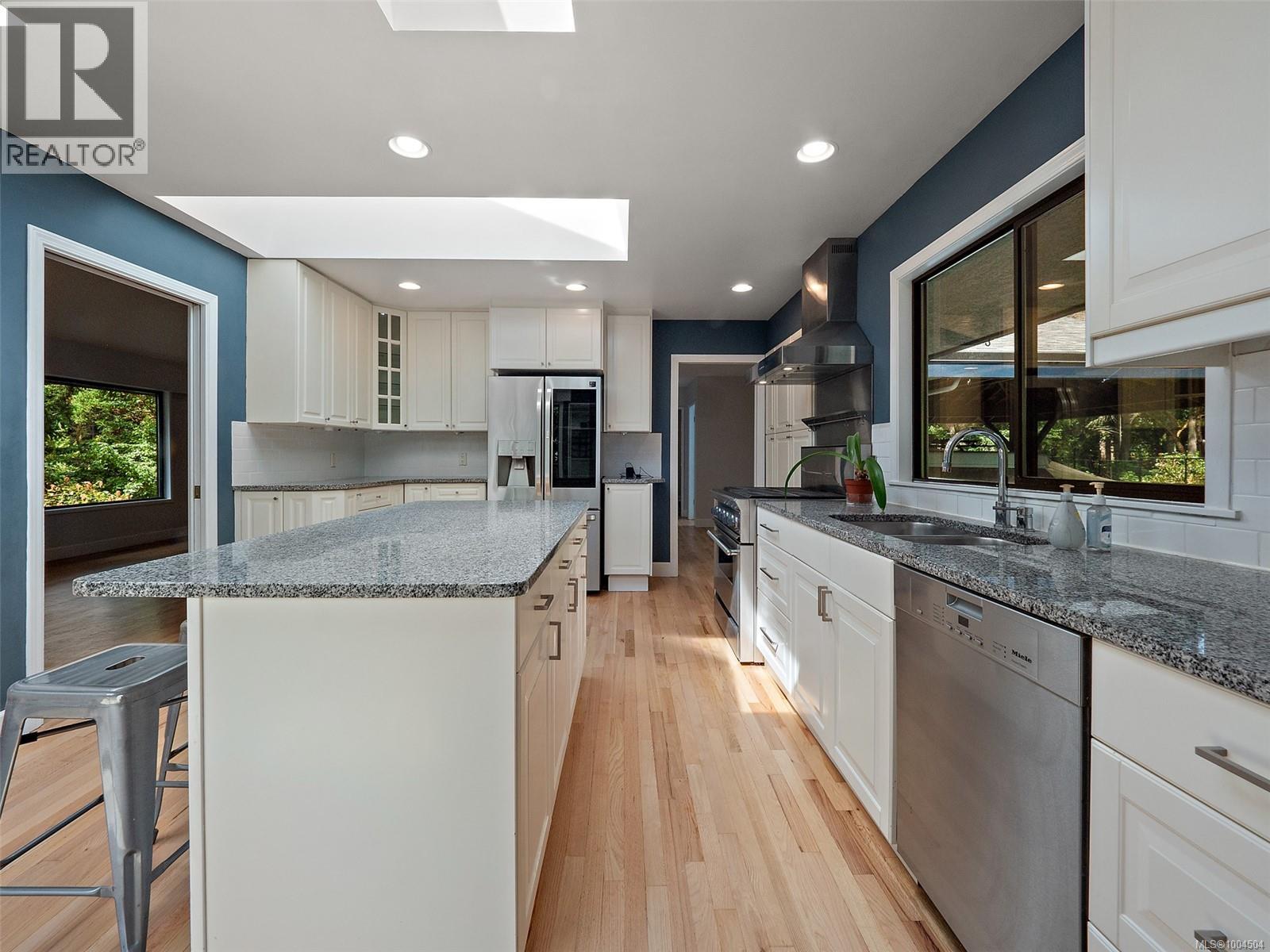 2660 Macdonald Dr E, Saanich, British Columbia  V8N 1X9 - Photo 11 - 1004504