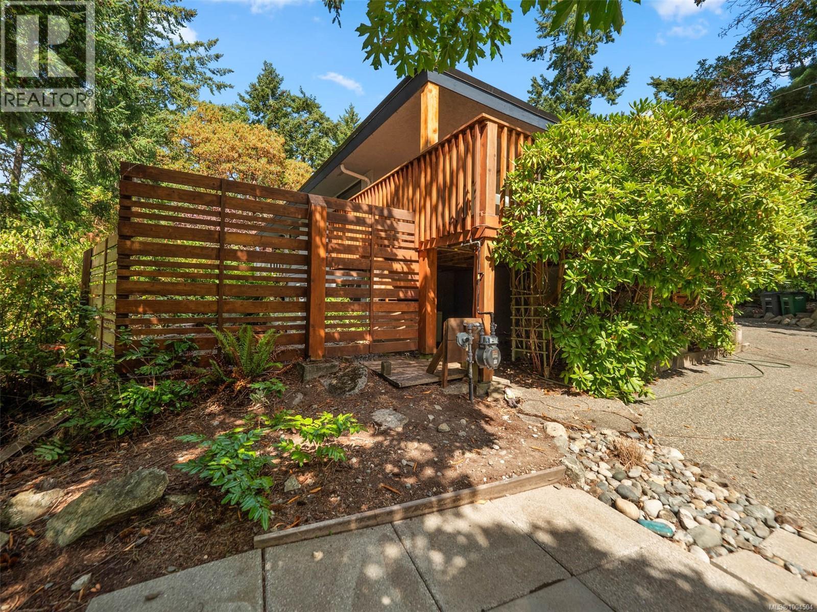 2660 Macdonald Dr E, Saanich, British Columbia  V8N 1X9 - Photo 27 - 1004504