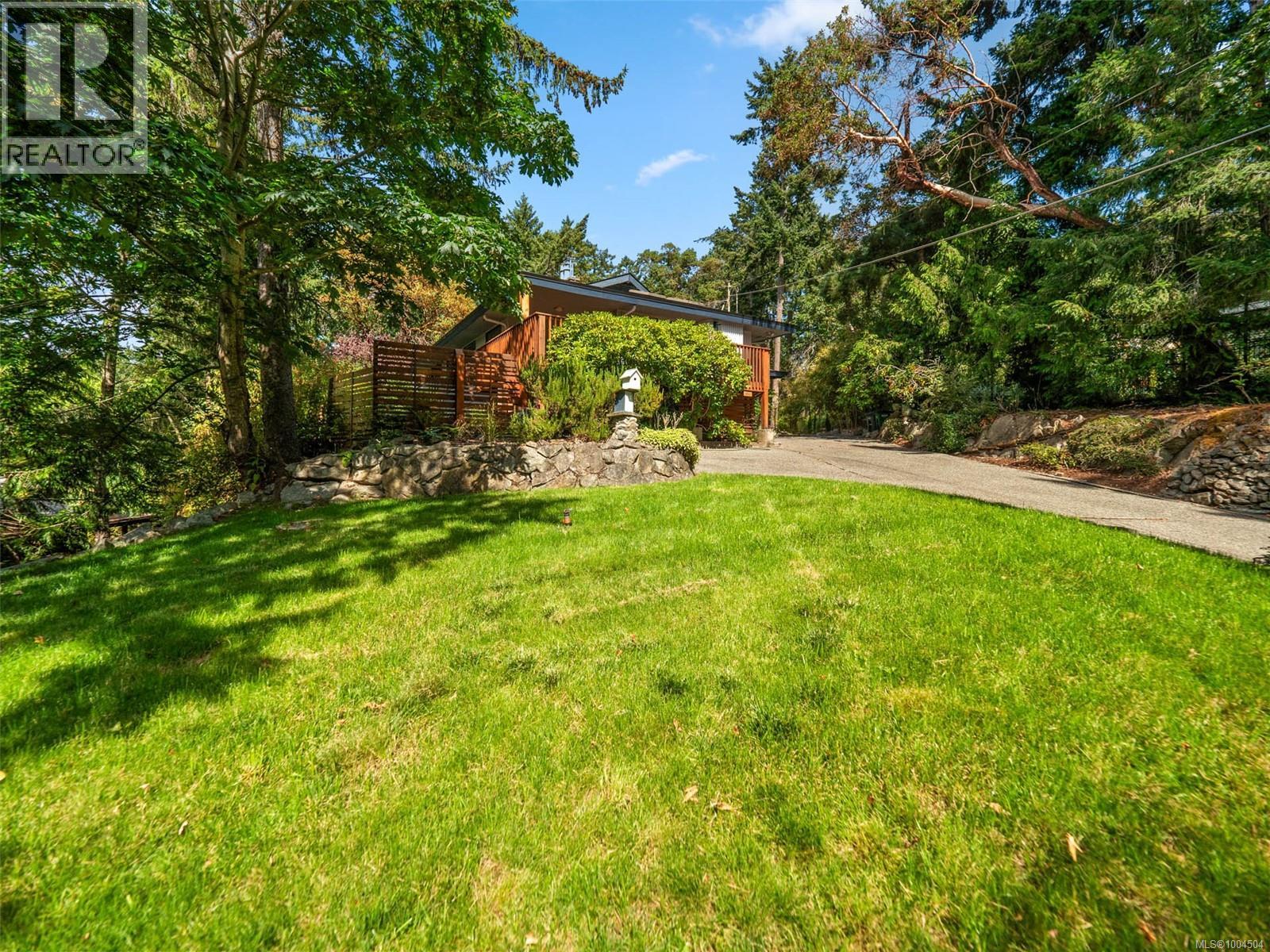 2660 Macdonald Dr E, Saanich, British Columbia  V8N 1X9 - Photo 3 - 1004504