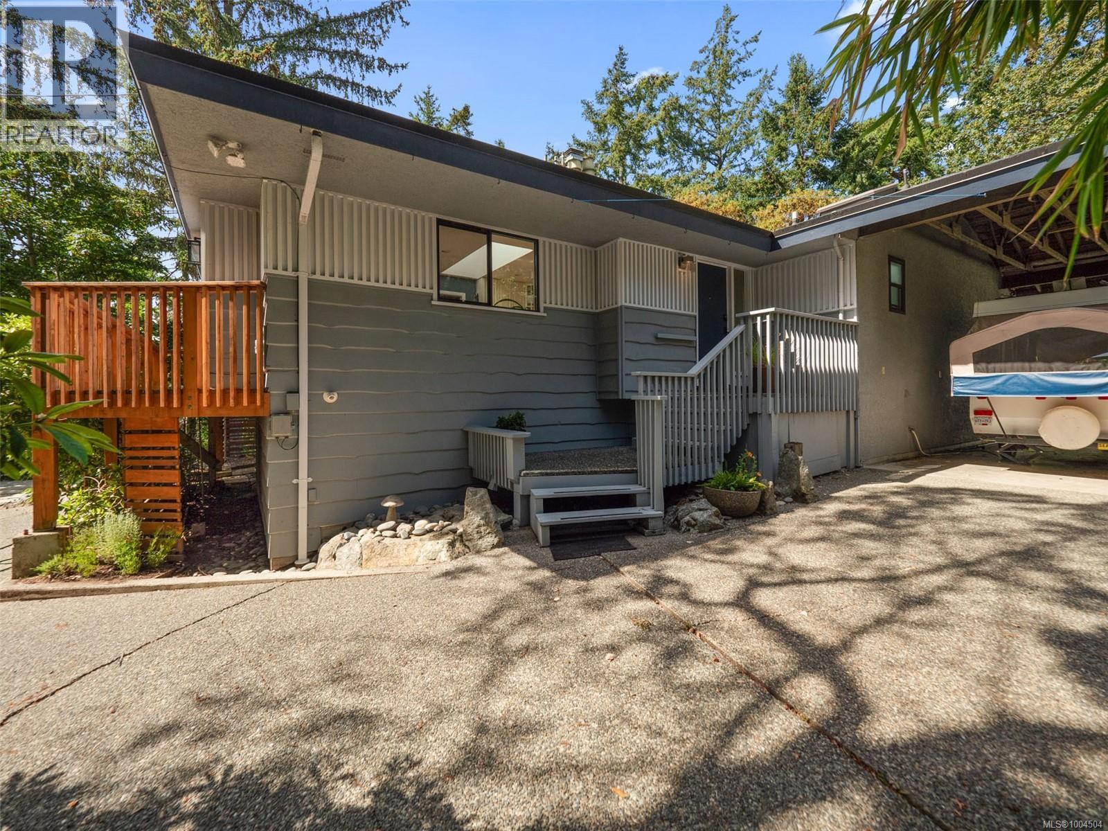 2660 Macdonald Dr E, Saanich, British Columbia  V8N 1X9 - Photo 4 - 1004504