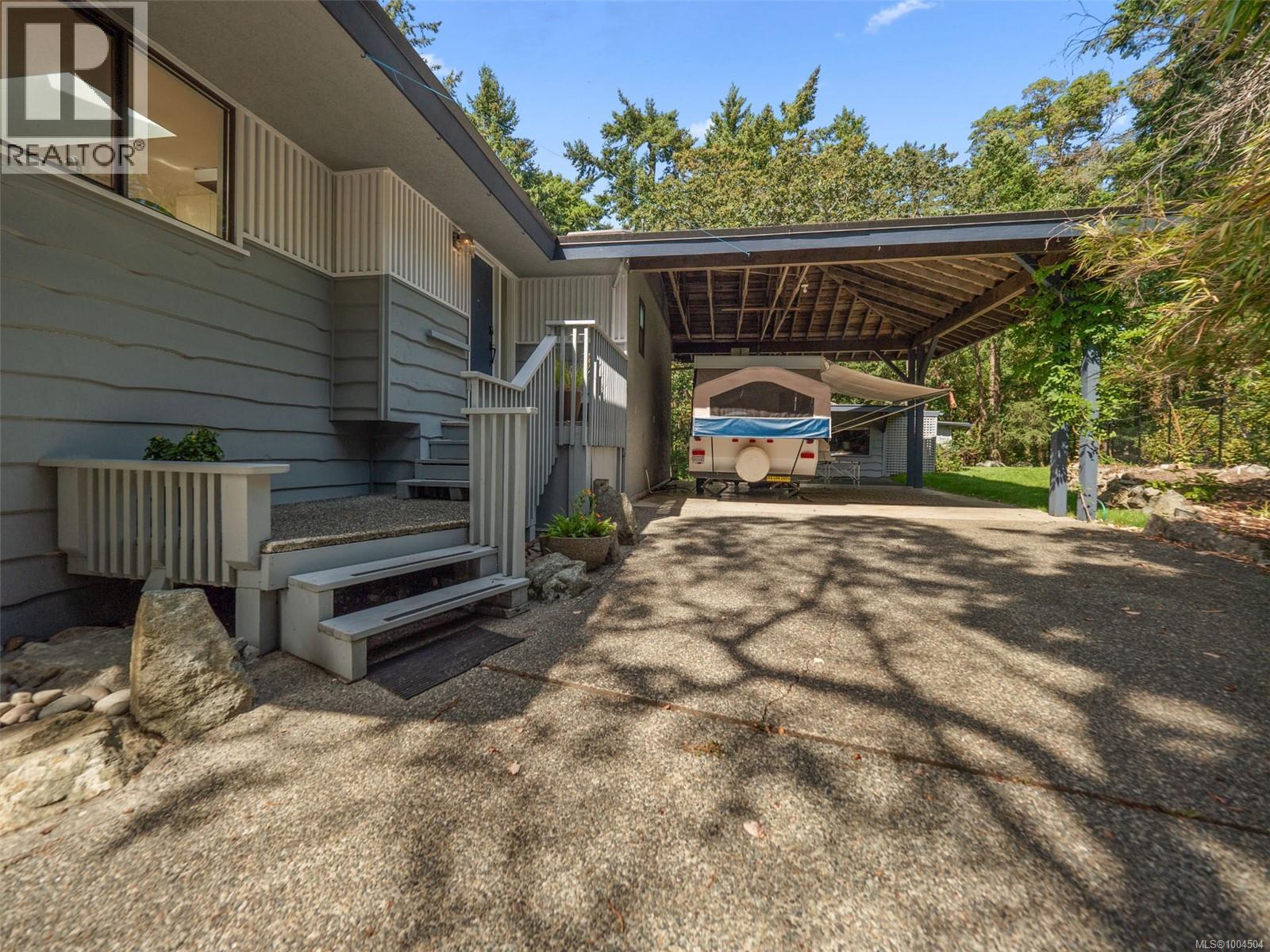 2660 Macdonald Dr E, Saanich, British Columbia  V8N 1X9 - Photo 5 - 1004504