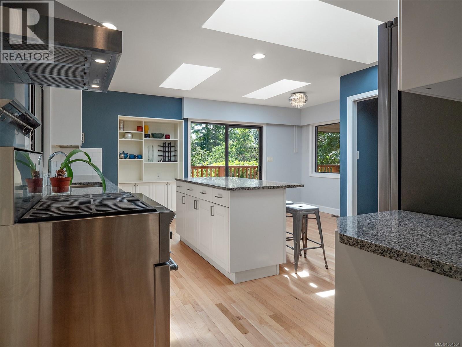 2660 Macdonald Dr E, Saanich, British Columbia  V8N 1X9 - Photo 8 - 1004504