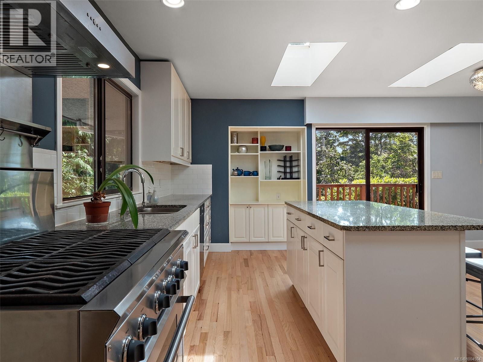 2660 Macdonald Dr E, Saanich, British Columbia  V8N 1X9 - Photo 9 - 1004504