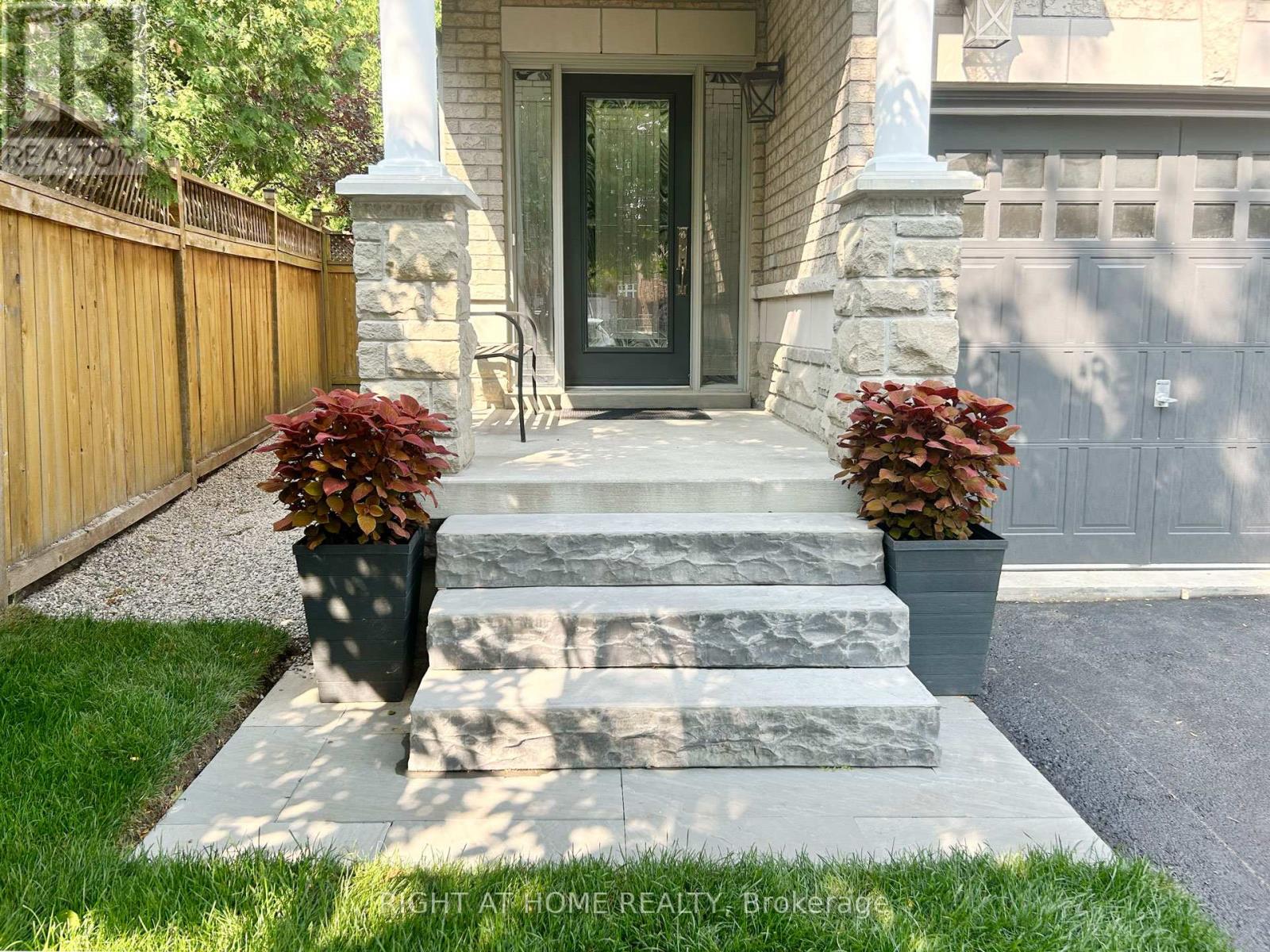 5515 Doctor Peddle Crescent, Mississauga, Ontario  L5M 0K6 - Photo 2 - W12345874
