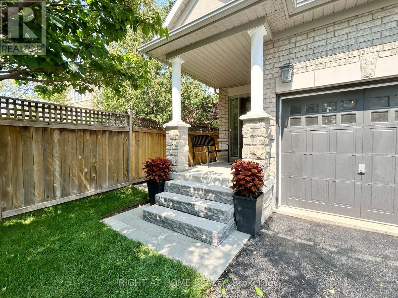 5515 Doctor Peddle Crescent, Mississauga, Ontario  L5M 0K6 - Photo 3 - W12345874