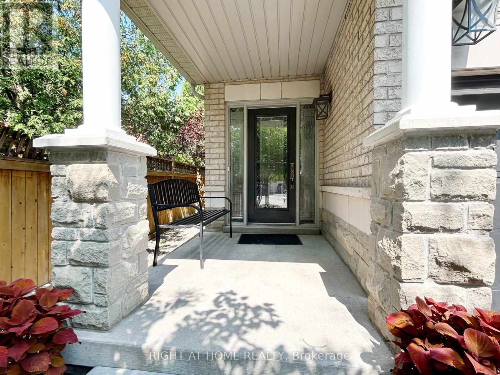 5515 Doctor Peddle Crescent, Mississauga, Ontario  L5M 0K6 - Photo 4 - W12345874