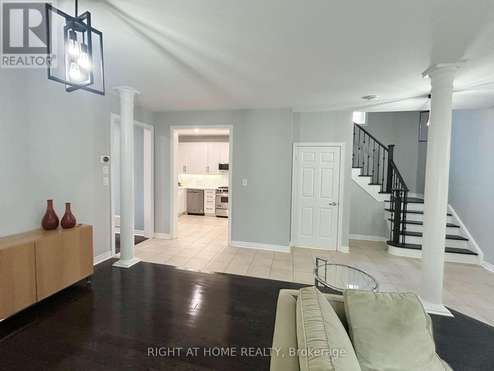 5515 Doctor Peddle Crescent, Mississauga, Ontario  L5M 0K6 - Photo 5 - W12345874