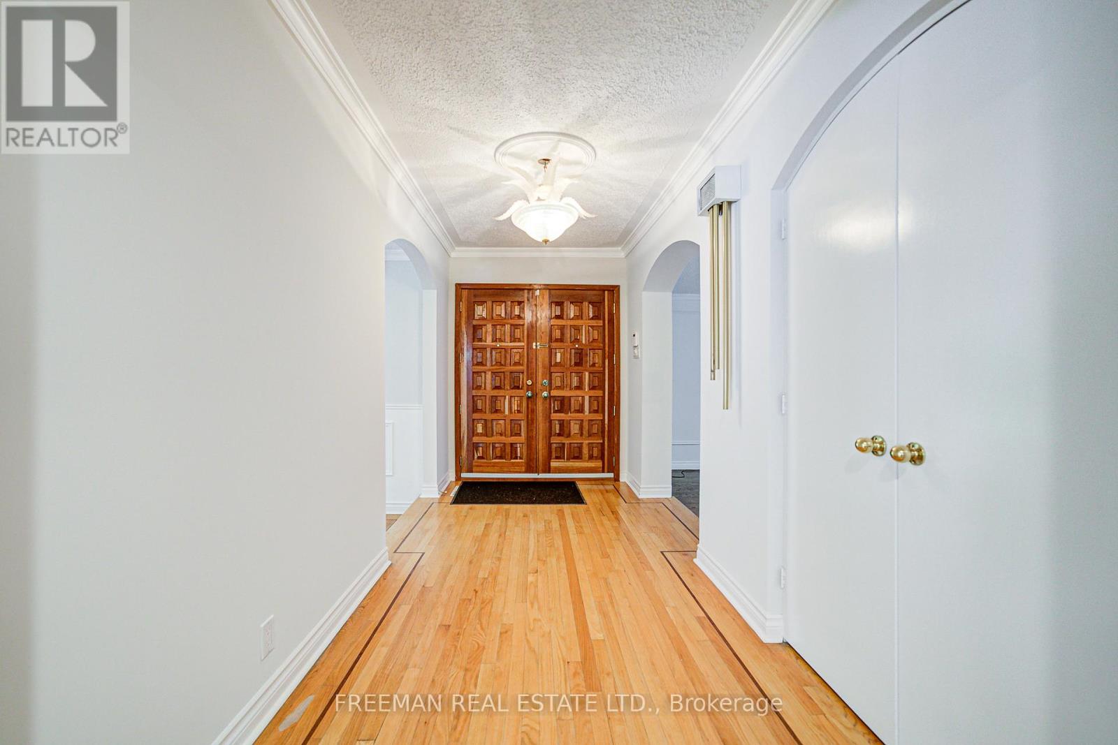1528 Knareswood Drive, Mississauga, Ontario  L5H 2M1 - Photo 3 - W12345876