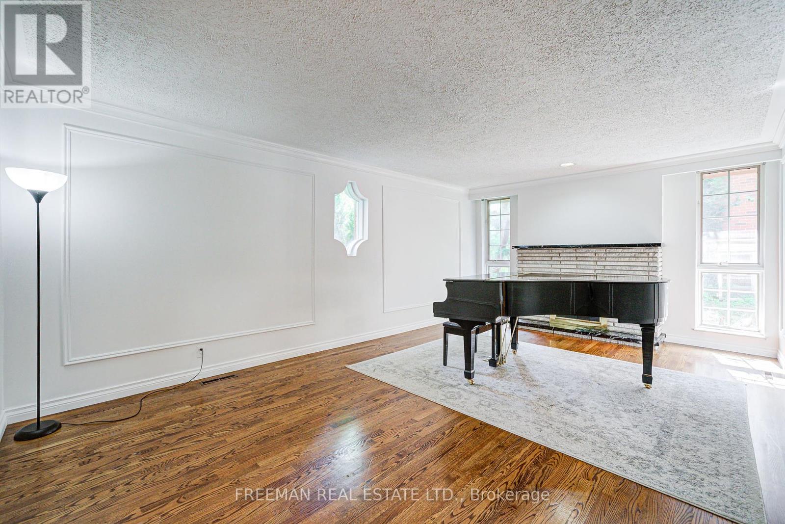 1528 Knareswood Drive, Mississauga, Ontario  L5H 2M1 - Photo 4 - W12345876