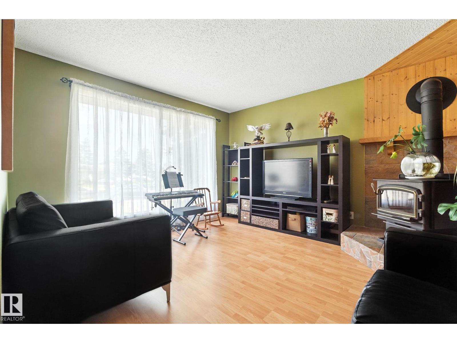 Property at 93 Wellington CR image 4
