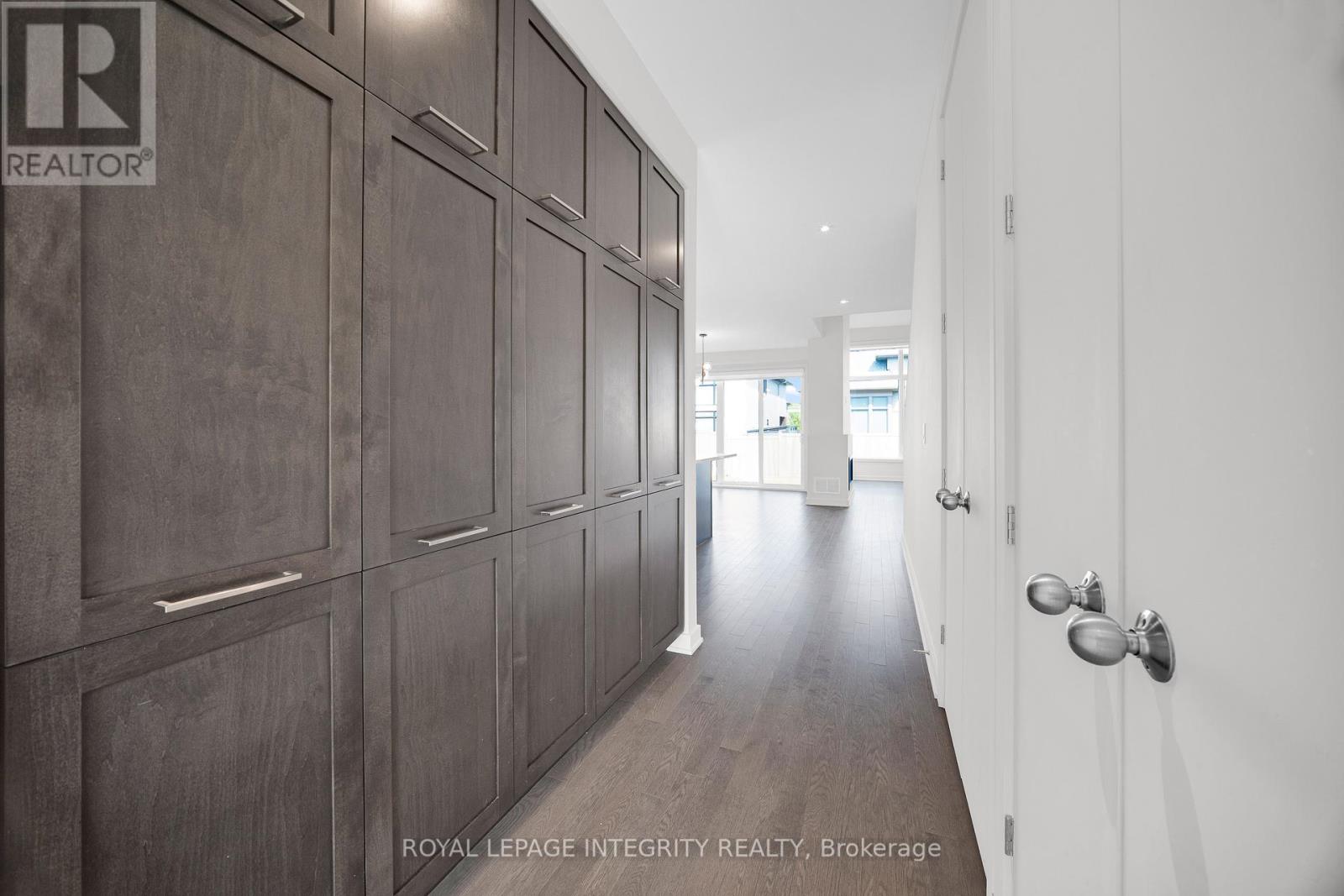 Property at 925 ISLINGTON WAY image 4