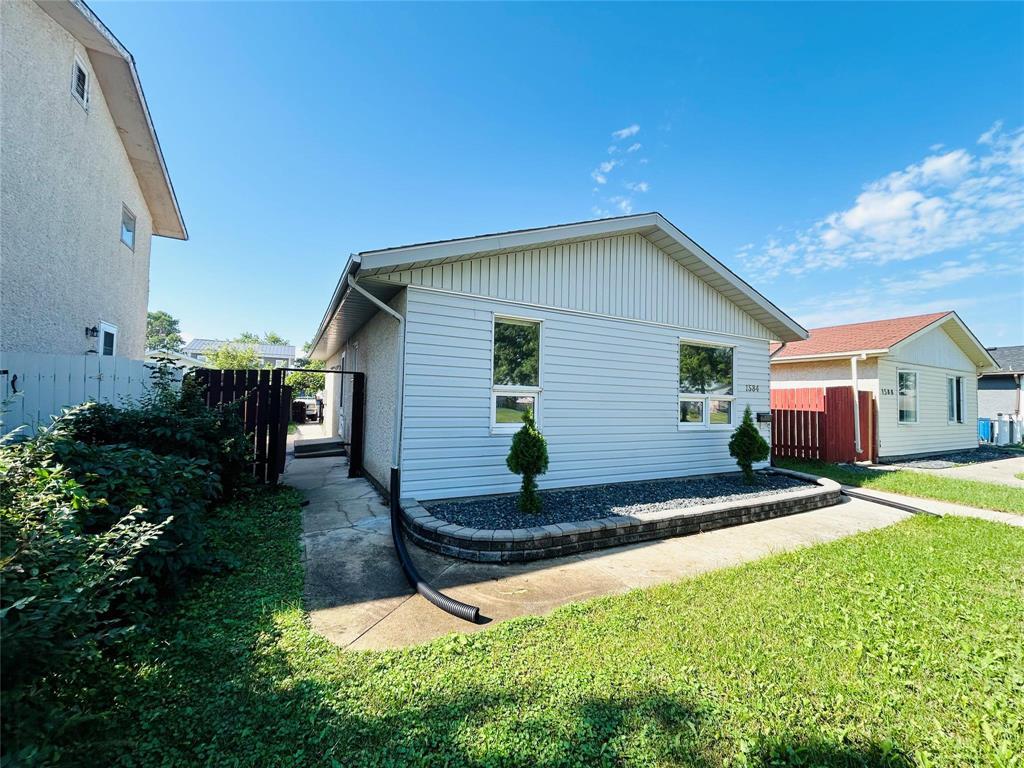 1584 Leila Avenue, Winnipeg, Manitoba  R2P 2J7 - Photo 0 - 202520536