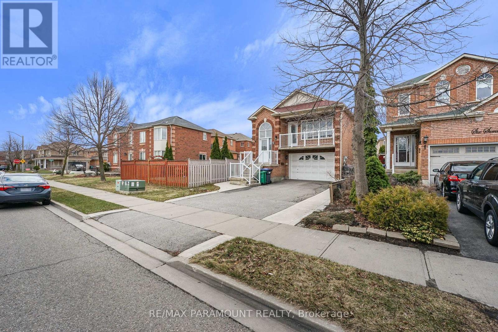 4 Summerdale Crescent, Brampton, Ontario  L6X 4V8 - Photo 3 - W12345963