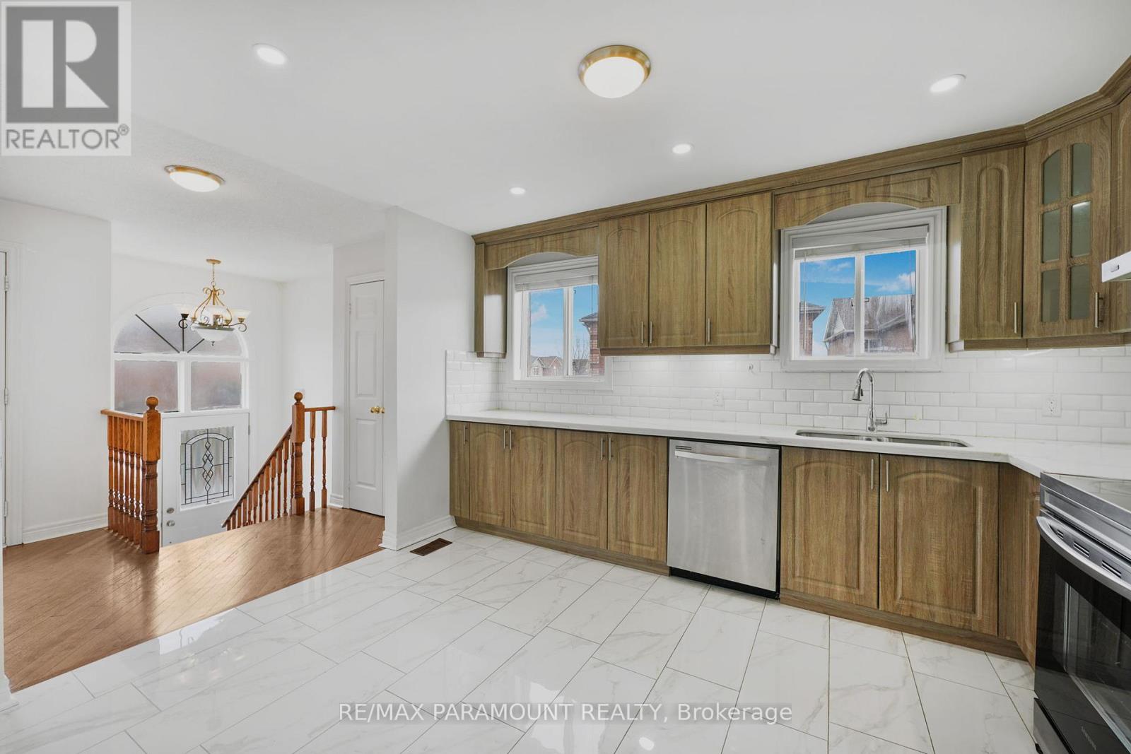 4 Summerdale Crescent, Brampton, Ontario  L6X 4V8 - Photo 8 - W12345963