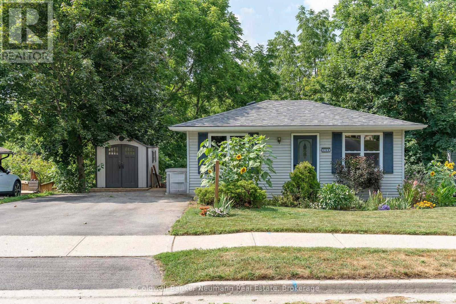 209 Wellington Street, Centre Wellington, Ontario  N1M 3E1 - Photo 1 - X12346016