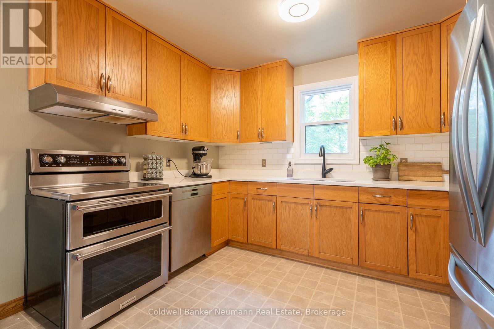 209 Wellington Street, Centre Wellington, Ontario  N1M 3E1 - Photo 5 - X12346016