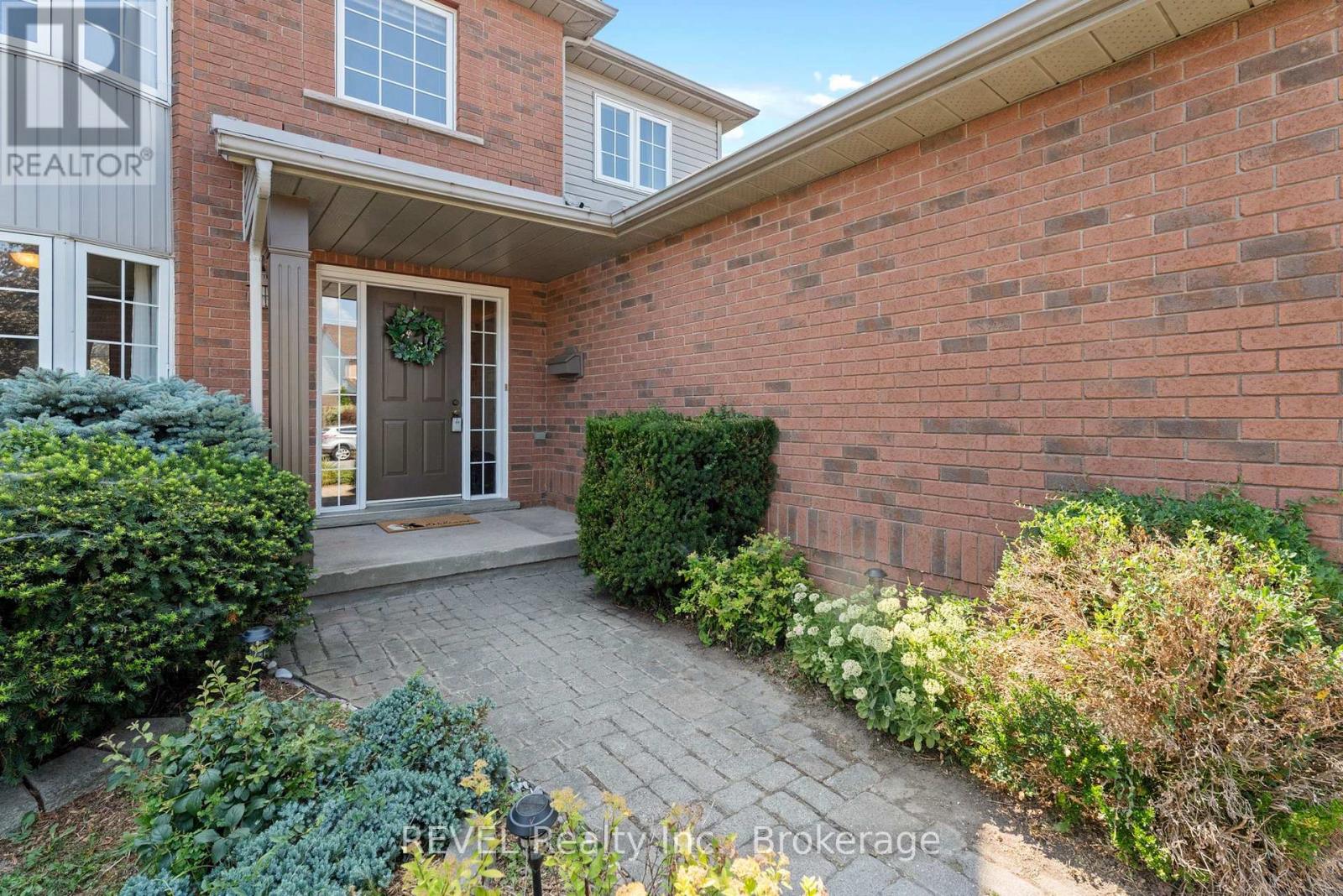 19 Crysler Crescent, Thorold, Ontario  L2V 5A2 - Photo 3 - X12346004