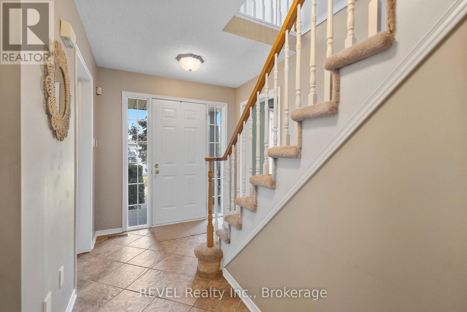 19 Crysler Crescent, Thorold, Ontario  L2V 5A2 - Photo 5 - X12346004