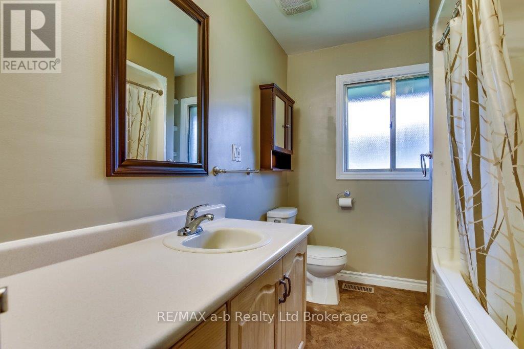 9 Duncan Street, Tillsonburg, Ontario  N4G 2N7 - Photo 7 - X12343954