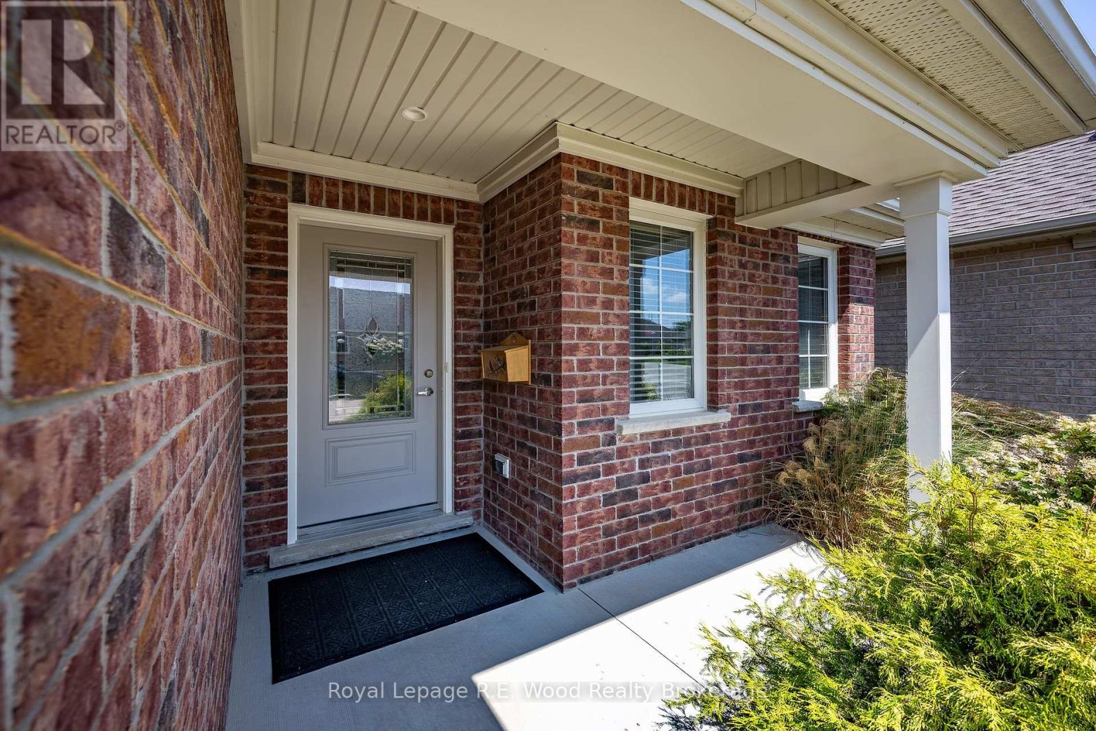 42 Hogarth Drive, Tillsonburg, Ontario  N4G 0C3 - Photo 2 - X12346049