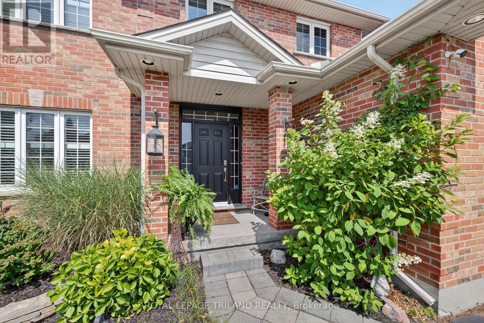 8 Wingreen Lane, Middlesex Centre, Ontario  N0L 1R0 - Photo 2 - X12346104