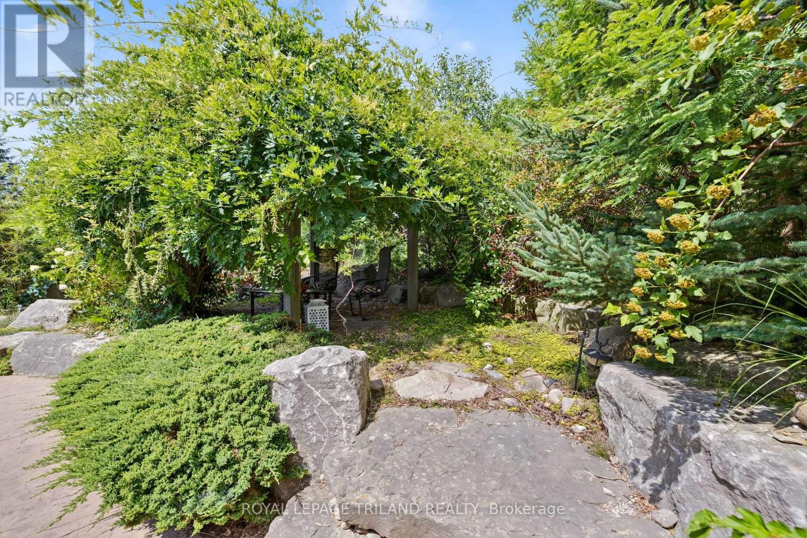 8 Wingreen Lane, Middlesex Centre, Ontario  N0L 1R0 - Photo 43 - X12346104