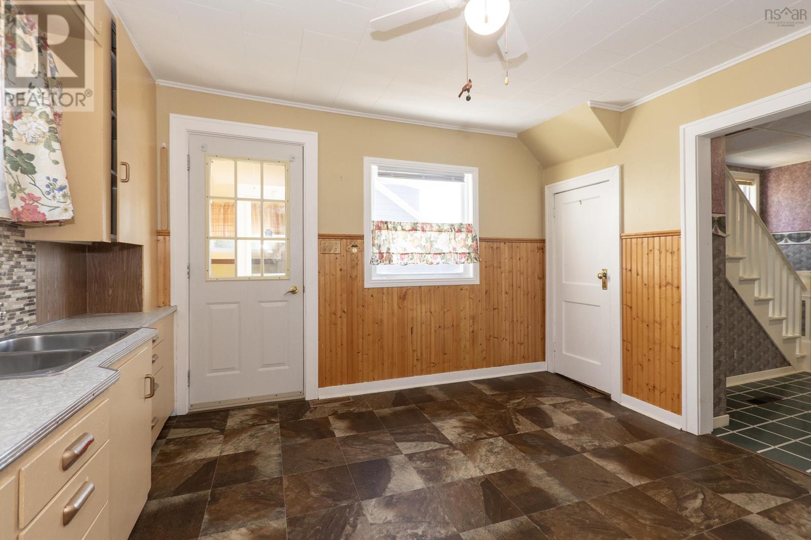 94 Mcfarlane Street, Springhill, Nova Scotia  B0M 1X0 - Photo 12 - 202520498