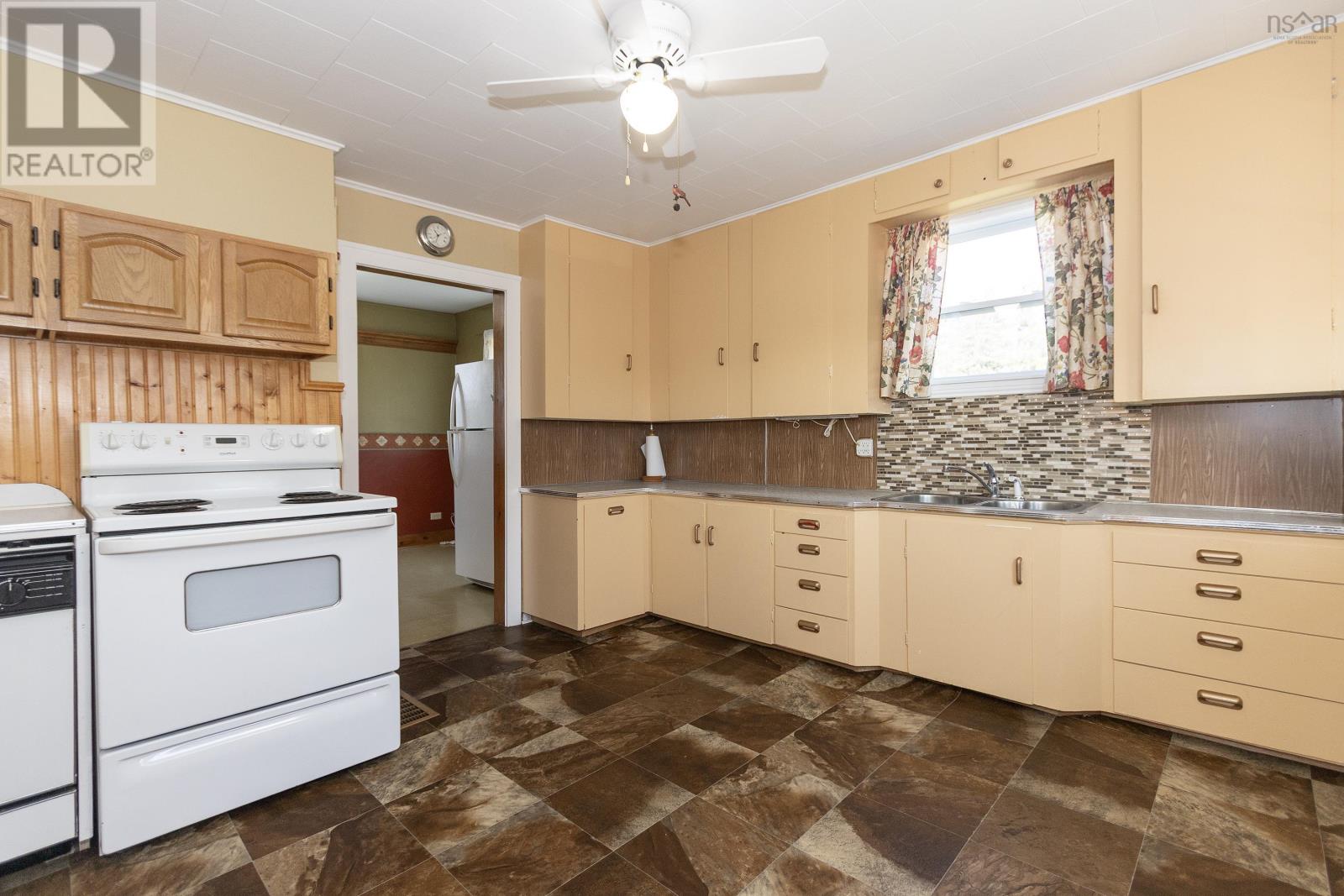 94 Mcfarlane Street, Springhill, Nova Scotia  B0M 1X0 - Photo 11 - 202520498