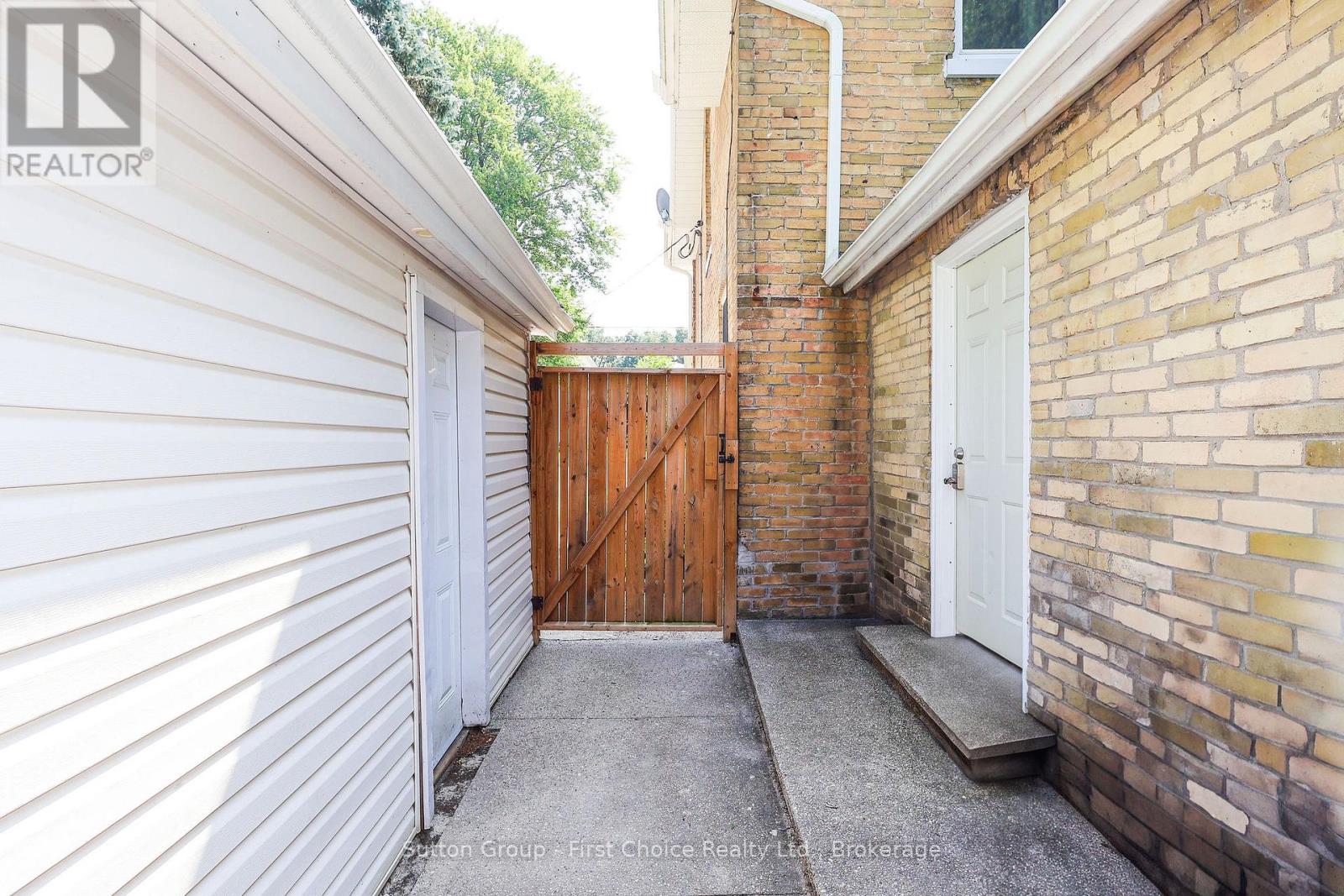 64 Dufferin Street, Stratford, Ontario  N5A 2G5 - Photo 37 - X12346064