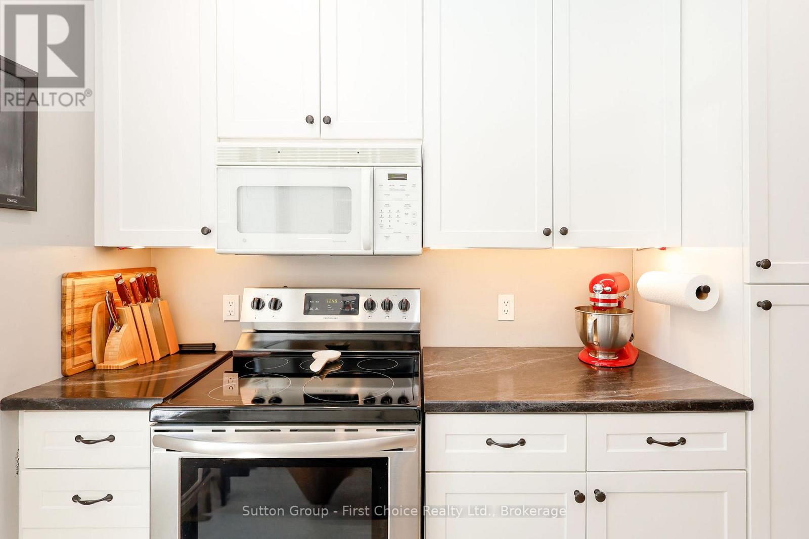 64 Dufferin Street, Stratford, Ontario  N5A 2G5 - Photo 6 - X12346064