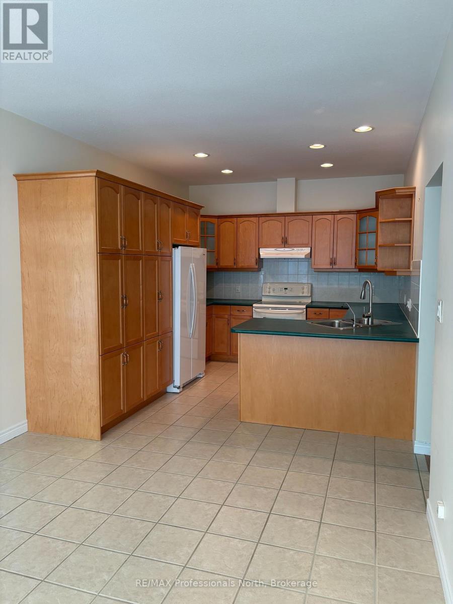 27 Kirbys Way, Huntsville, Ontario  P1H 2M6 - Photo 17 - X12346084