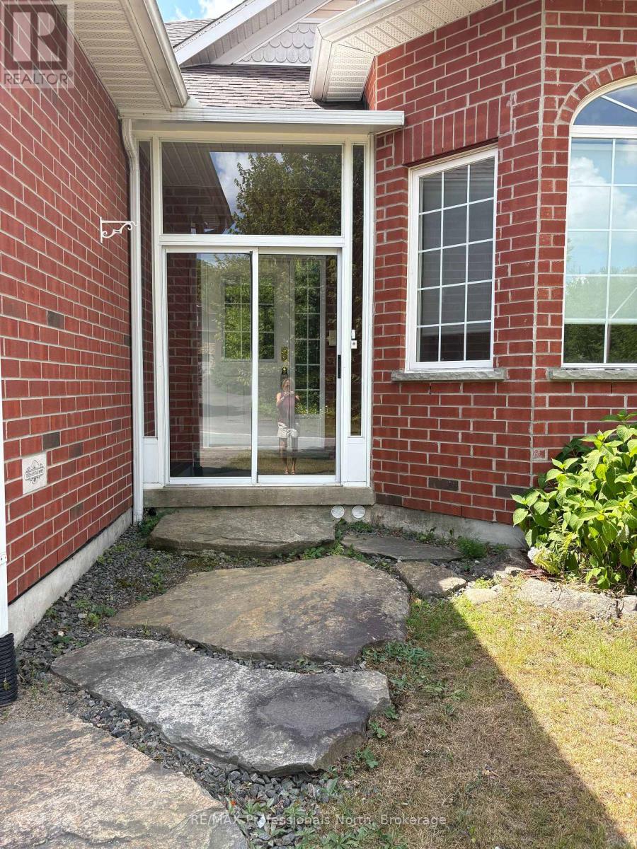 27 Kirbys Way, Huntsville, Ontario  P1H 2M6 - Photo 2 - X12346084
