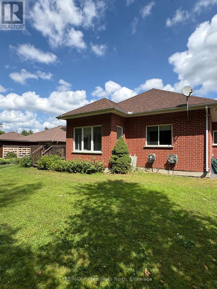 27 Kirbys Way, Huntsville, Ontario  P1H 2M6 - Photo 3 - X12346084
