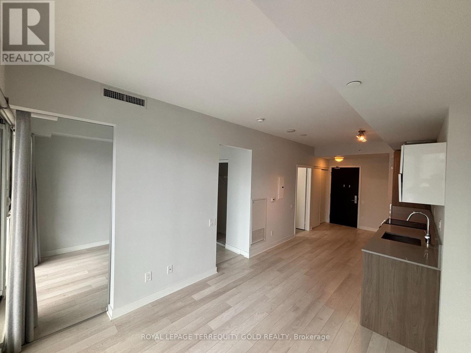 1706 - 290 Adelaide Street W, Toronto, Ontario  M5V 0P3 - Photo 6 - C12346051