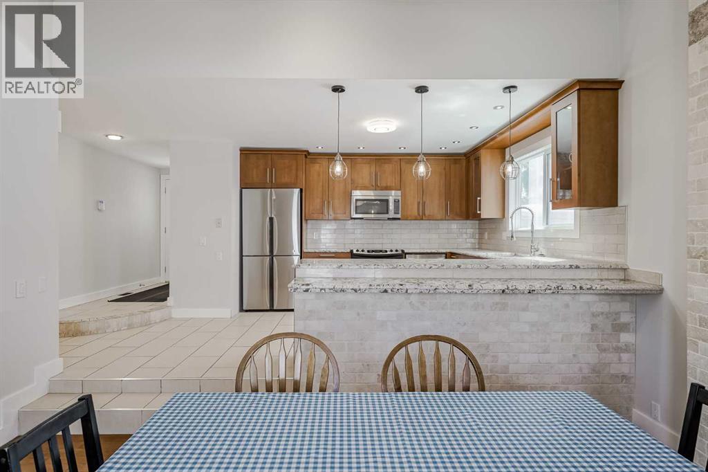 208 Woodpark Place Sw, Calgary, Alberta  T2M 2S5 - Photo 12 - A2248857