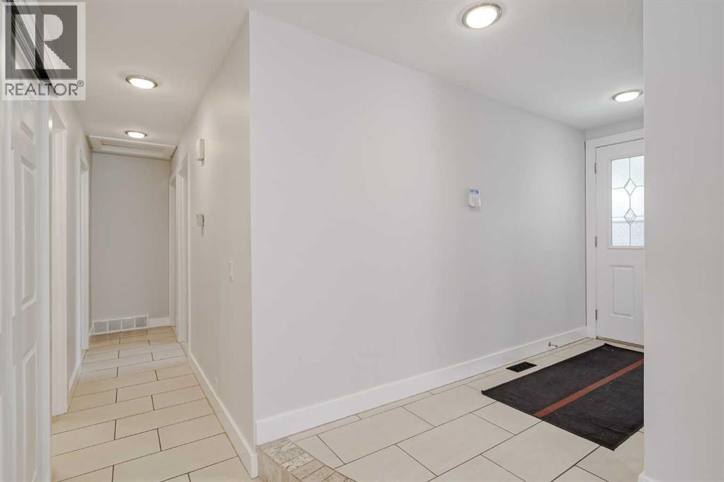 208 Woodpark Place Sw, Calgary, Alberta  T2M 2S5 - Photo 13 - A2248857