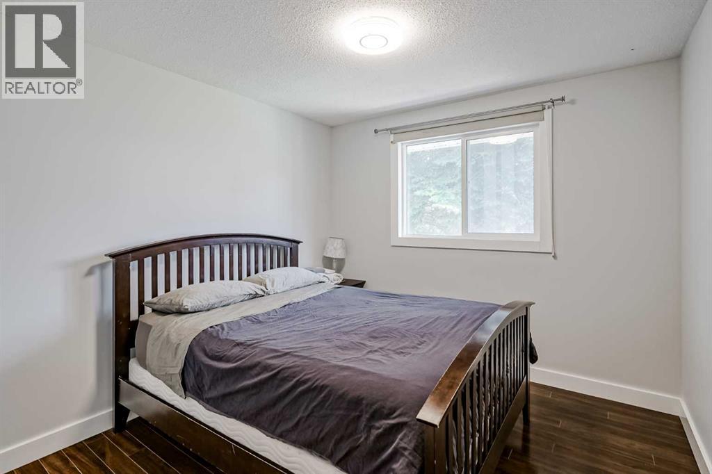 208 Woodpark Place Sw, Calgary, Alberta  T2M 2S5 - Photo 17 - A2248857