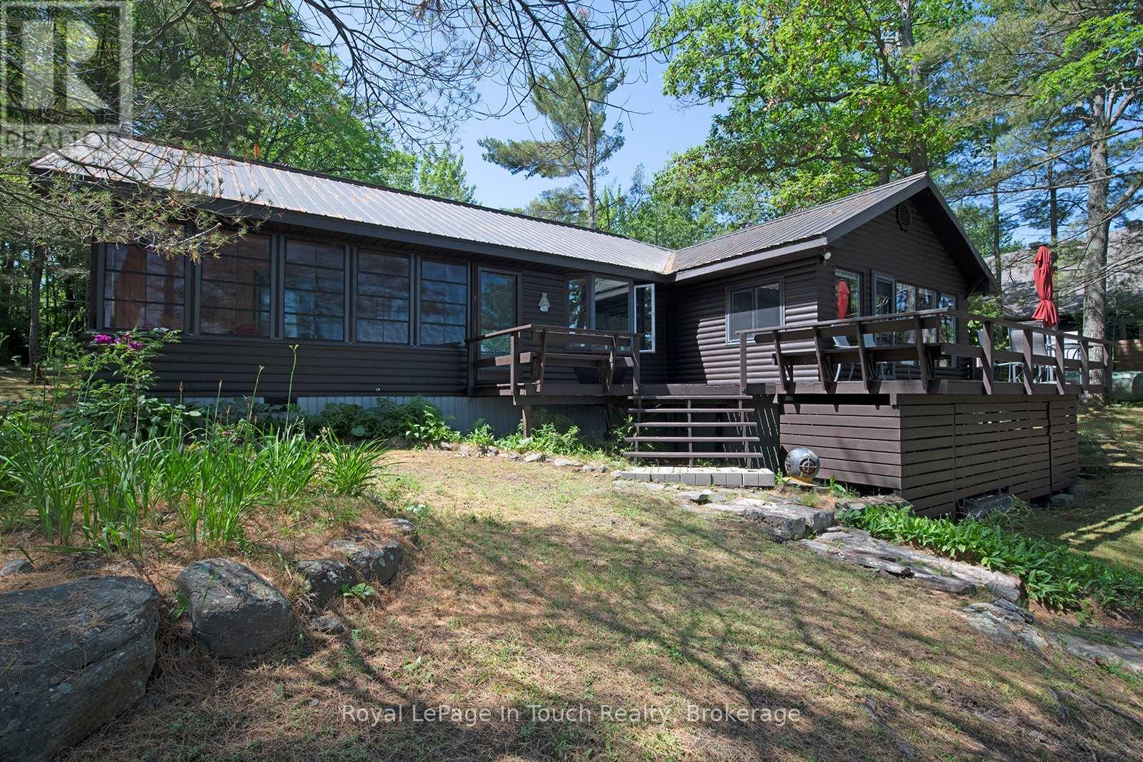 211 Pickerel Point Road, Georgian Bay, Ontario  L0K 1S0 - Photo 12 - X12346131