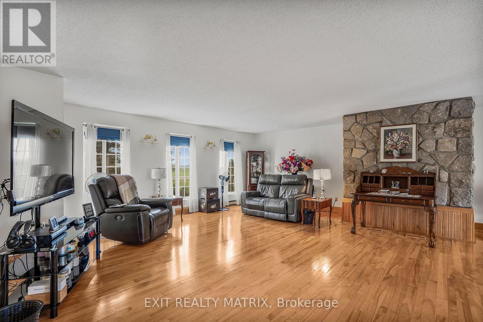 123 Ch Du Domaine Road, Alfred And Plantagenet, Ontario  K0B 1A0 - Photo 9 - X12346130