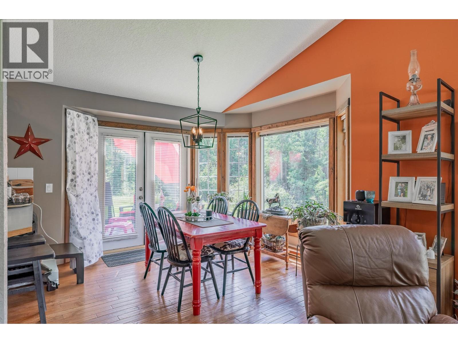 4814 Lake Road, Windermere, British Columbia  V0B 2L2 - Photo 10 - 10358375