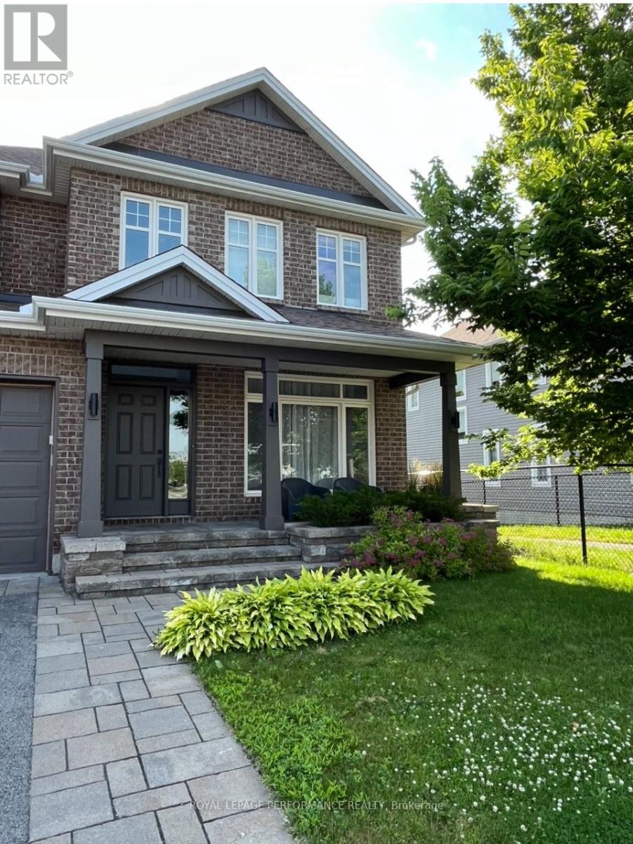 Property at 179 GRACEWOOD CRESCENT image 3